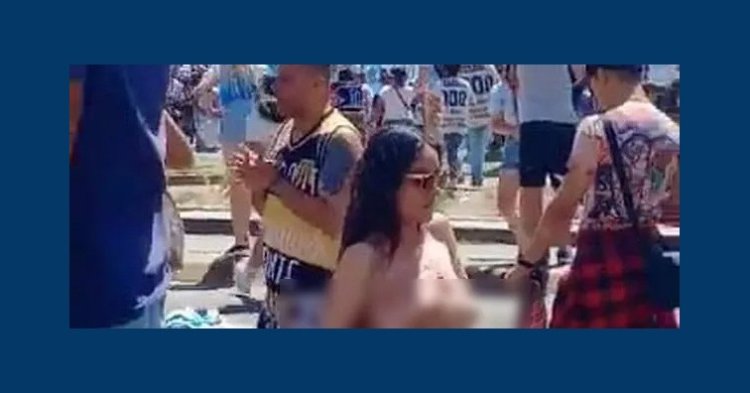 অবেলিস্কে বিশ্বকাপ সেলিব্রেশনে নগ্ন নারী