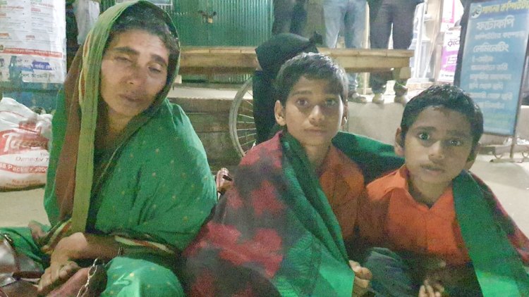 বসতভিটা থেকে উচ্ছেদের প্রতিবাদে রাস্তায় ৬ সন্তান নিয়ে মায়ের অনশন