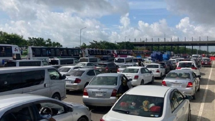 পদ্মা সেতু এলাকায় দুই কিলোমিটার যানজট