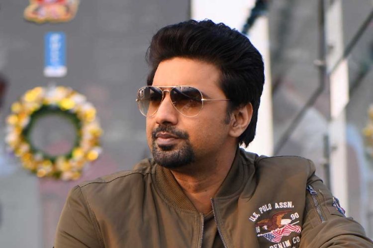 এক কালে মিঠুনদার সেটে বাবা খাবার দিতেন, এখন তাঁর ছবির প্রযোজক, যাত্রাটা স্বপ্নের মতো: দেব