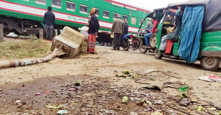 সিরাজগঞ্জে রেলক্রসিংয়ে বাসে ট্রেনের ধাক্কায় নিহত ১