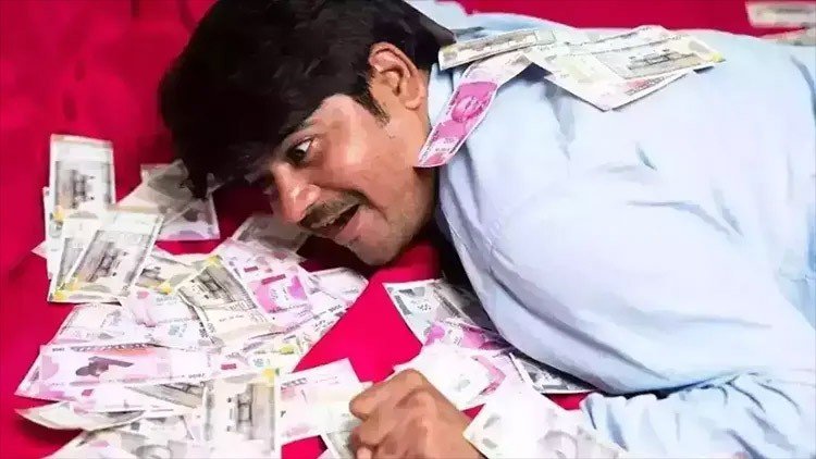 দোকানের শেষ দুটি লটারির টিকিট কিনেই বাজিমাত