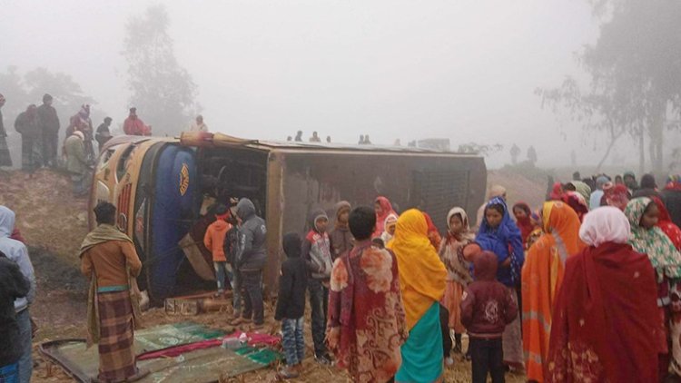 চালকের আসনে হেলপার, বাস উল্টে আহত ১৫