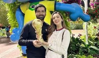  বিশেষ দিনে স্বামীর হাতে বিশ্বকাপ তুলে দিলেন মিম!