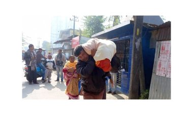 টাকার অভাবে মায়ের লাশ কাঁধে নিয়ে ৫০ কিমি হাঁটল ছেলে!