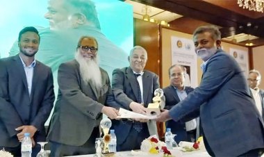 মানবাধিকার পদক পেলেন কাউন্সিলর খোরশেদ