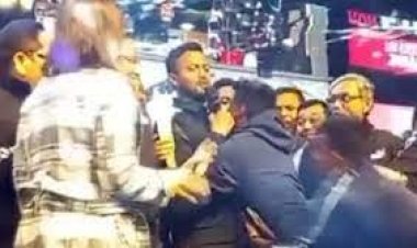 মঞ্চে উঠে সাকিবকে জড়িয়ে ধরে যা করলেন পাগলা ভক্ত