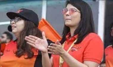 ক্রিকেট মাঠেই সানরাইজার্সের মালিককে বিয়ের প্রস্তাব!