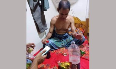 আ’লীগ নেতার মদপানের ছবি ভাইরাল