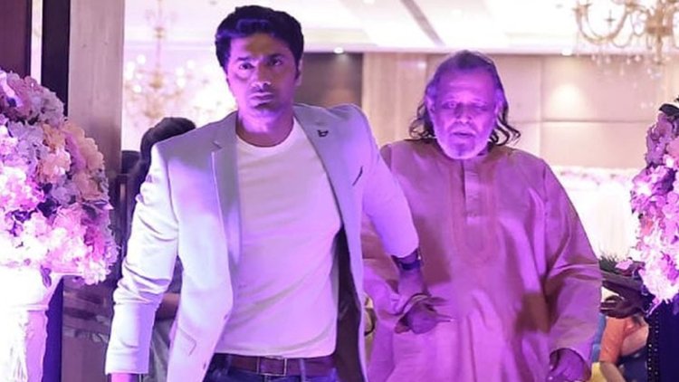  মিঠুনকে হাত ধরে টেনে বাইরে নিয়ে আসলেন দেব!