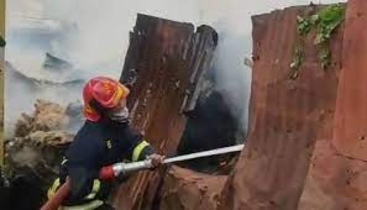  খুলনায় পাটের ঝুট গোডাউনে আগুন