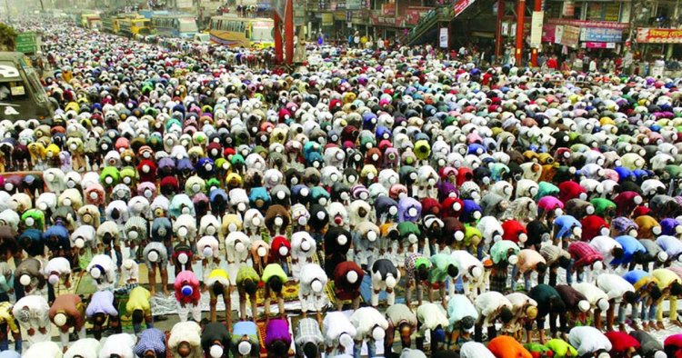 ইজতেমায় মুসল্লিদের ভিড়, ময়দানে জায়গা না পেয়ে রাস্তায় অবস্থান