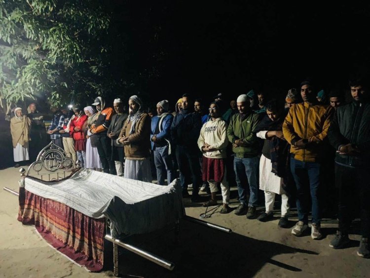 হাতকড়া-ডান্ডাবেড়ি নিয়েই মায়ের জানাজা পড়লেন ছাত্রদল নেতা