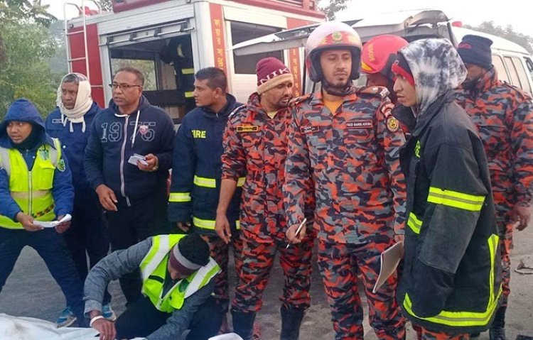 দাঁড়িয়ে থাকা ট্রাকের পেছনে এম্বুলেন্সের ধাক্কা, রোগীসহ নিহত ৬