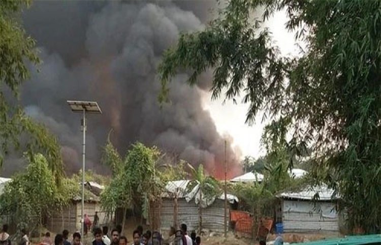 ঘর পুড়িয়ে দেওয়ার পর আশ্রয়হীন রোহিঙ্গারা