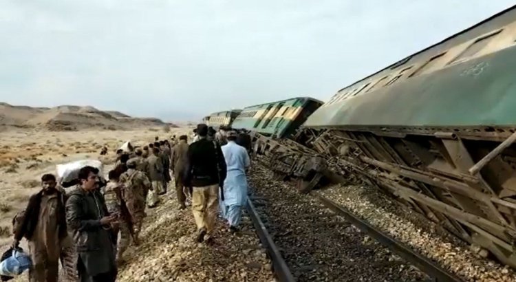 পাকিস্তানে বোমা হামলায় ট্রেনের ৮ বগি লাইনচ্যুত, আহত ১৫