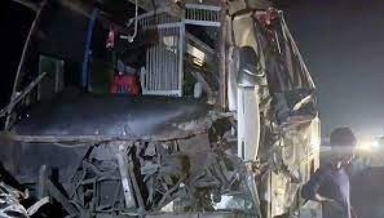  ওভারটেক করতে গিয়ে বিদ্যুতের খুঁটির সঙ্গে ধাক্কা, কলেজছাত্র নিহত