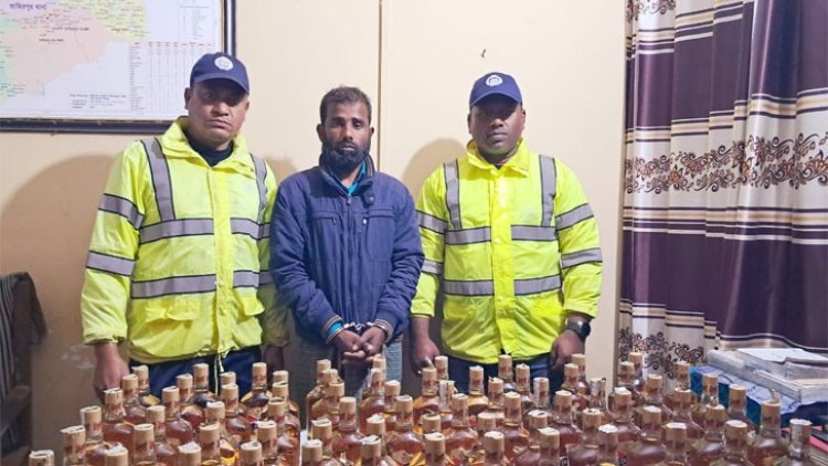 নদীর তলদেশ থেকে বিদেশি মদ উদ্ধার, গ্রেফতার ১