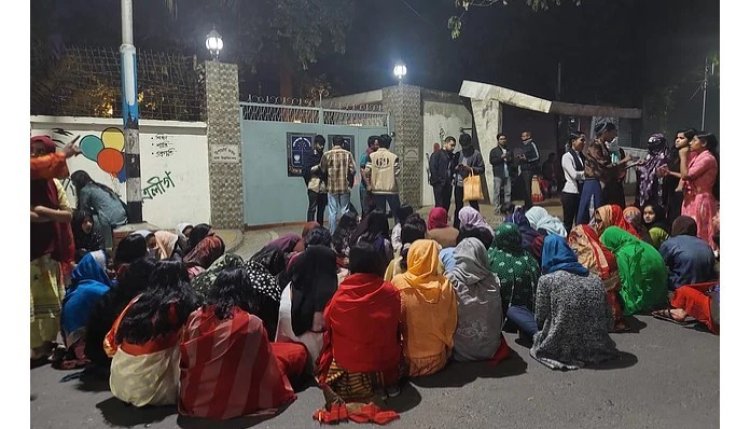 ভিসির বাসভবনের সামনে দাবি নিয়ে ঢাবি ছাত্রীরা