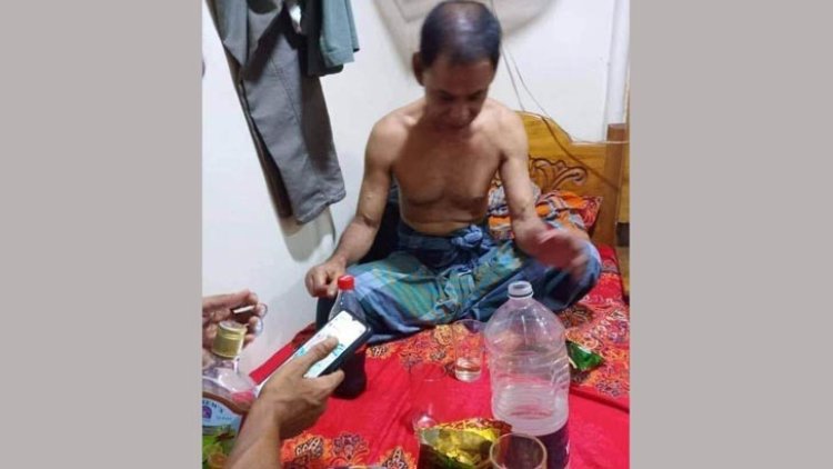 আ’লীগ নেতার মদপানের ছবি ভাইরাল