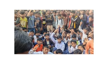 উত্ত্যক্তকারী শিক্ষকের বিচার দাবিতে ইউএনও-ওসির পথ আটকাল শিক্ষার্থীরা