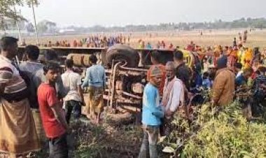 শিশুসহ ৩৭ যাত্রী নিয়ে উল্টে গেল পিকনিকের বাস