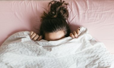 চাদর মুড়ি দিয়ে ঘুমালে শরীরে যা ঘটে