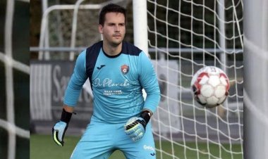 গোল ঠেকিয়ে মাঠেই মারা গেলেন গোলরক্ষক