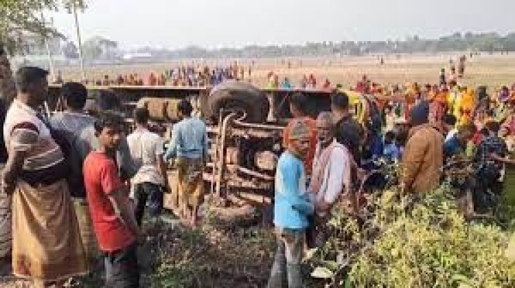 শিশুসহ ৩৭ যাত্রী নিয়ে উল্টে গেল পিকনিকের বাস