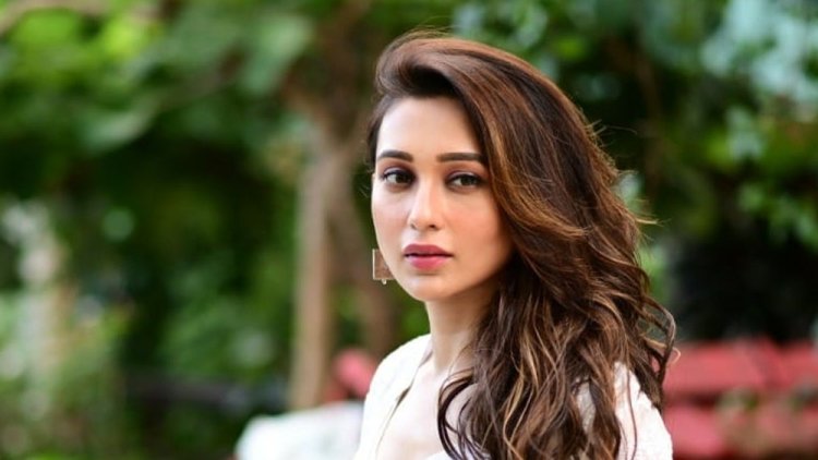 বিমান সংস্থাকে ক্ষমা চাইতে বললেন মিমি