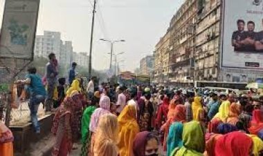 বাসের ধাক্কায় শ্রমিক আহতের প্রতিবাদে বনানীতে দুই ঘণ্টা সড়ক অবরোধ