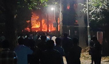 পুলিশ ফাঁড়ি ও দোকানে আগুন দিলেন বিক্ষুব্ধ রাবি ছাত্ররা