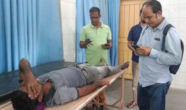 সিনেট ভবনের সামনে শিক্ষার্থীদের অবস্থান, মারধরে সাংবাদিক আহত