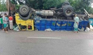 চকরিয়ায় ট্রাক উল্টে চালক-হেলপার নিহত