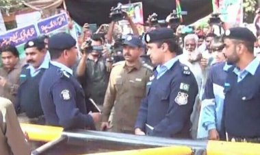 লাহোরে ইমরান খানের বাসভবনে প্রবেশ করেছে পুলিশ