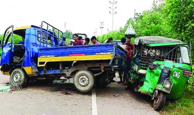ট্রাক-চাঁদের গাড়ির মুখোমুখি সংঘর্ষ, প্রাণ গেল ৪ জনের