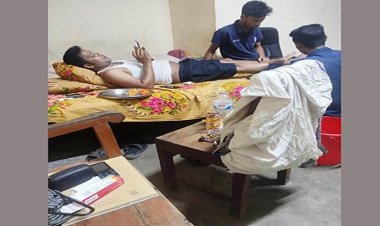 চবি ছাত্রলীগ সভাপতির পা টিপছেন দুই নেতা, ছবি ভাইরাল