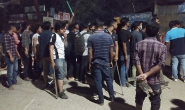 জাবিতে দেশীয় অস্ত্র নিয়ে ছাত্রলীগের মহড়া, সাংবাদিকদের ওপর হামলা