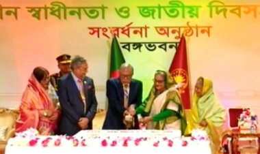 মহান স্বাধীনতা দিবসে কেক কাটলেন রাষ্ট্রপতি-প্রধানমন্ত্রী