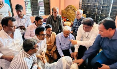 কারান্তরীণ প্রথম আলোর বিশেষ প্রতিনিধি শামসুজ্জামানের বাসায় পেশাজীবী নেতৃবৃন্দ 