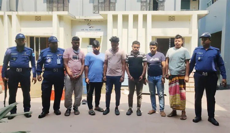 ডিবি পরিচয়ে ডাকাতি হওয়া গরুবোঝাই ট্রাকসহ গ্রেপ্তার ৬