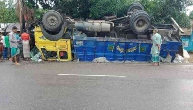 চকরিয়ায় ট্রাক উল্টে চালক-হেলপার নিহত