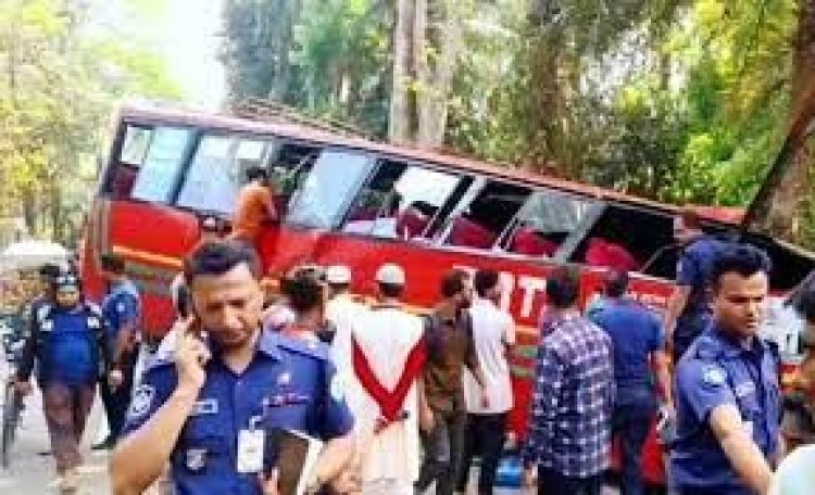 রাজাপুরে বাস নিয়ন্ত্রণ হারিয়ে সুপারভাইজার ও যাত্রী নিহত, আহত ২৫