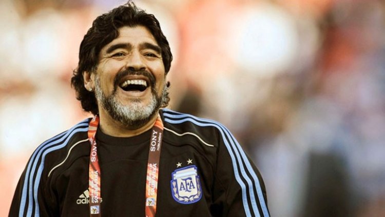 ম্যারাডোনাকে হেয় করে ব্যানার, দর্শককে শাস্তি