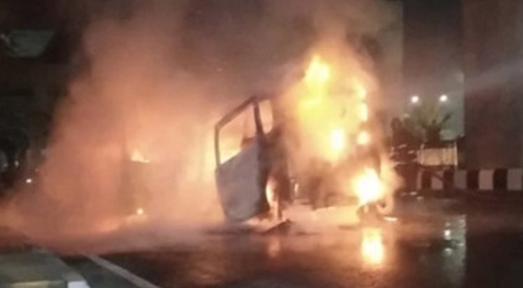 বনানীতে অ্যাম্বুলেন্সে আগুন