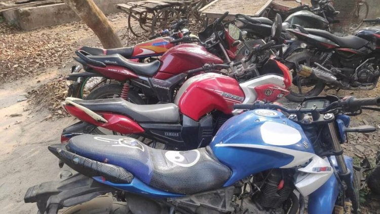 ফরিদপুরে আ. লীগ নেতার গ্যারেজ থেকে ৪ চোরাই মোটরসাইকেল জব্দ