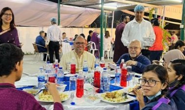 সুবিধাবঞ্চিত শিশুদের সঙ্গে পিটার হাসের ইফতার