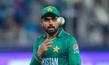 বাবরকে নেতৃত্ব থেকে সরাতে চেয়েছিলেন আফ্রিদি, বিস্ফোরক দাবি