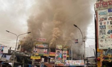 রাজধানীর নিউ সুপার মার্কেটে আগুন, কাজ করছে ৩০ইউনিট