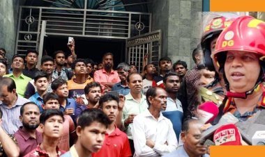 উৎসুক জনতার চাপে অগ্নি নিয়ন্ত্রণ কাজ ব্যাহত হয়- ফায়ার সার্ভিস
